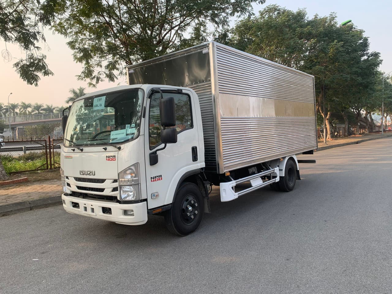 Xe tải Isuzu NPR 400 thùng kín 3.5 tấn - Isuzu Thăng Long