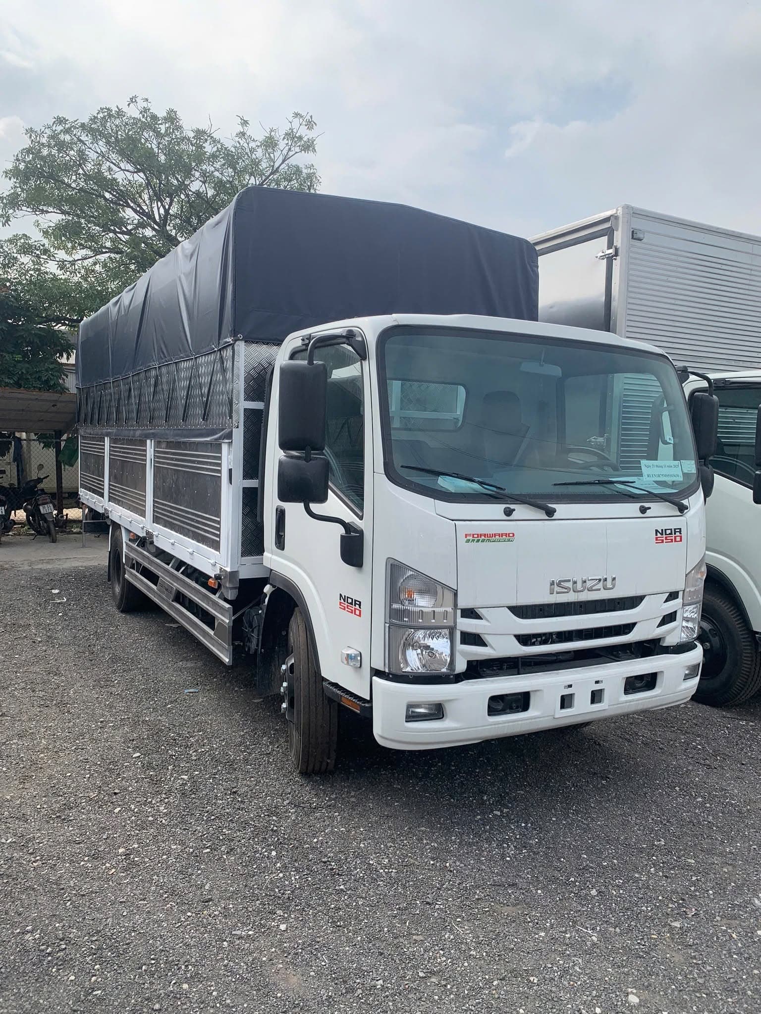 Xe tải Isuzu NQR 550 thùng bạt 5.3 tấn - Isuzu Thăng Long