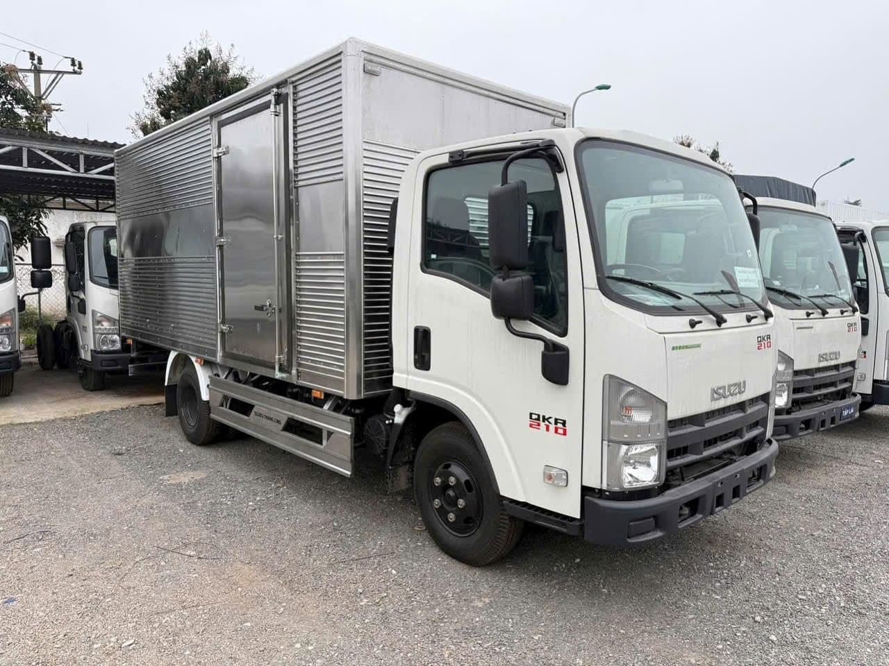 Xe tải Isuzu QKR 210 thùng kín 2 tấn - Isuzu Thăng Long