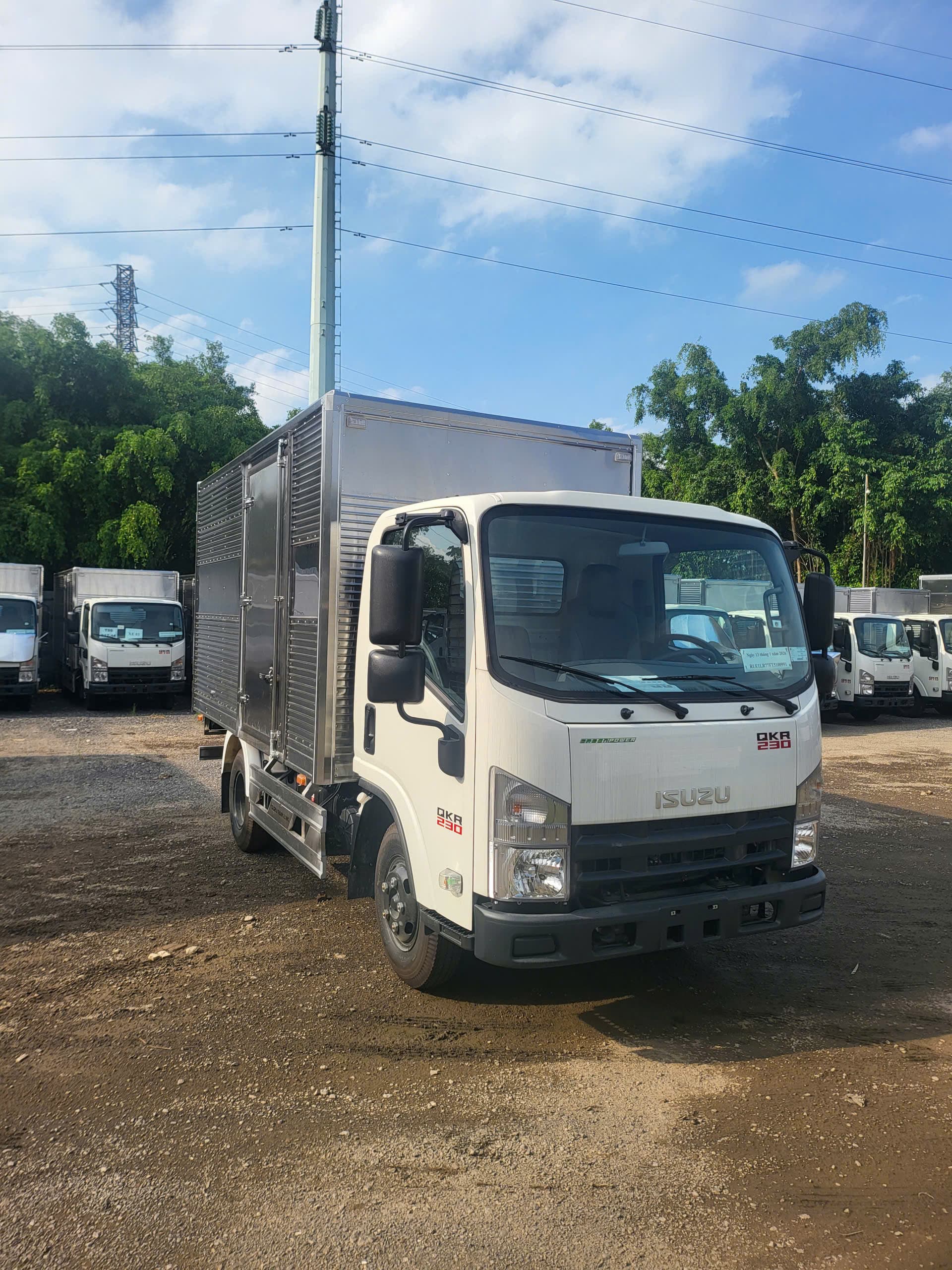 Xe tải Isuzu QKR 230 thùng kín 2.1 tấn - Isuzu Thăng Long