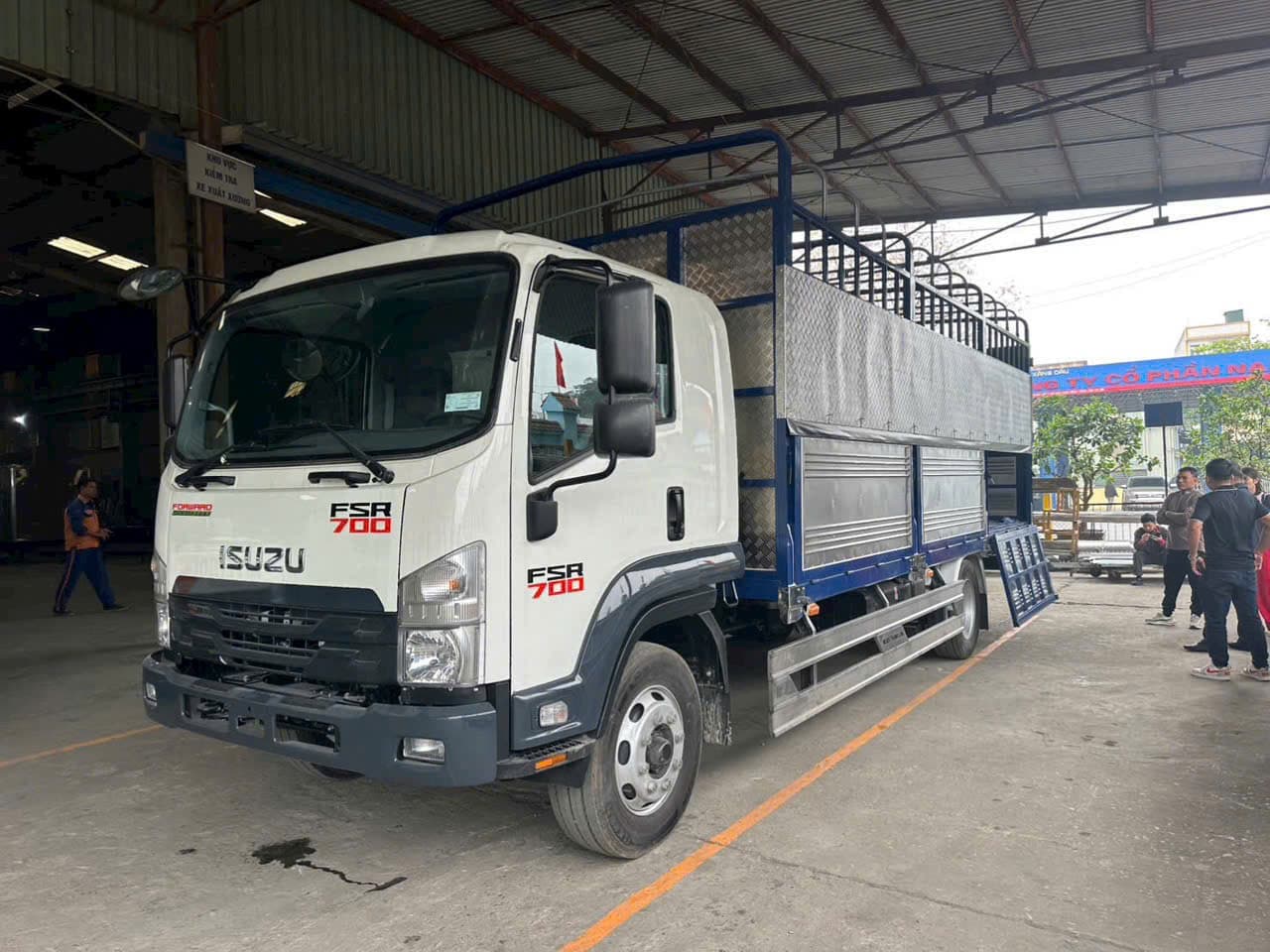 Xe tải Isuzu FSR 700 thùng bạt 7.7 tấn - Isuzu Thăng Long